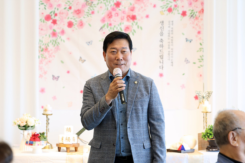 효캉스 어르신 생일잔치 개최