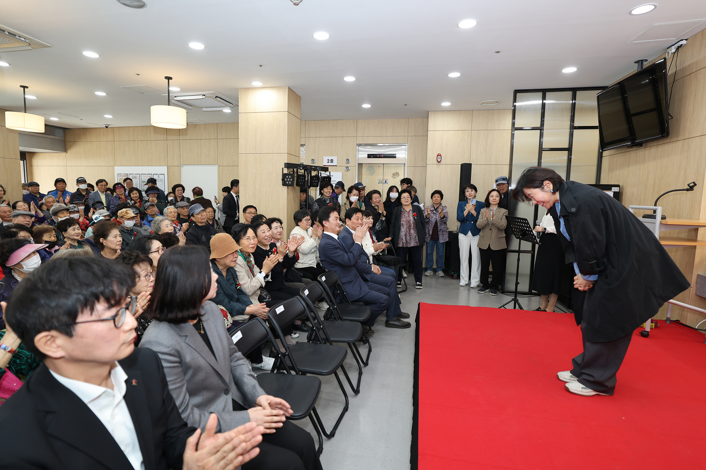 '사당어르신종합복지관 어버이날 기념 행사' 게시글의 사진(5) '250508 사당어르신종합복지관 어버이날 기념행사 005.jpg' '사당어르신종합복지관 어버이날 기념 행사' 게시글의 사진(5) '250508 사당어르신종합복지관 어버이날 기념행사 005.jpg'