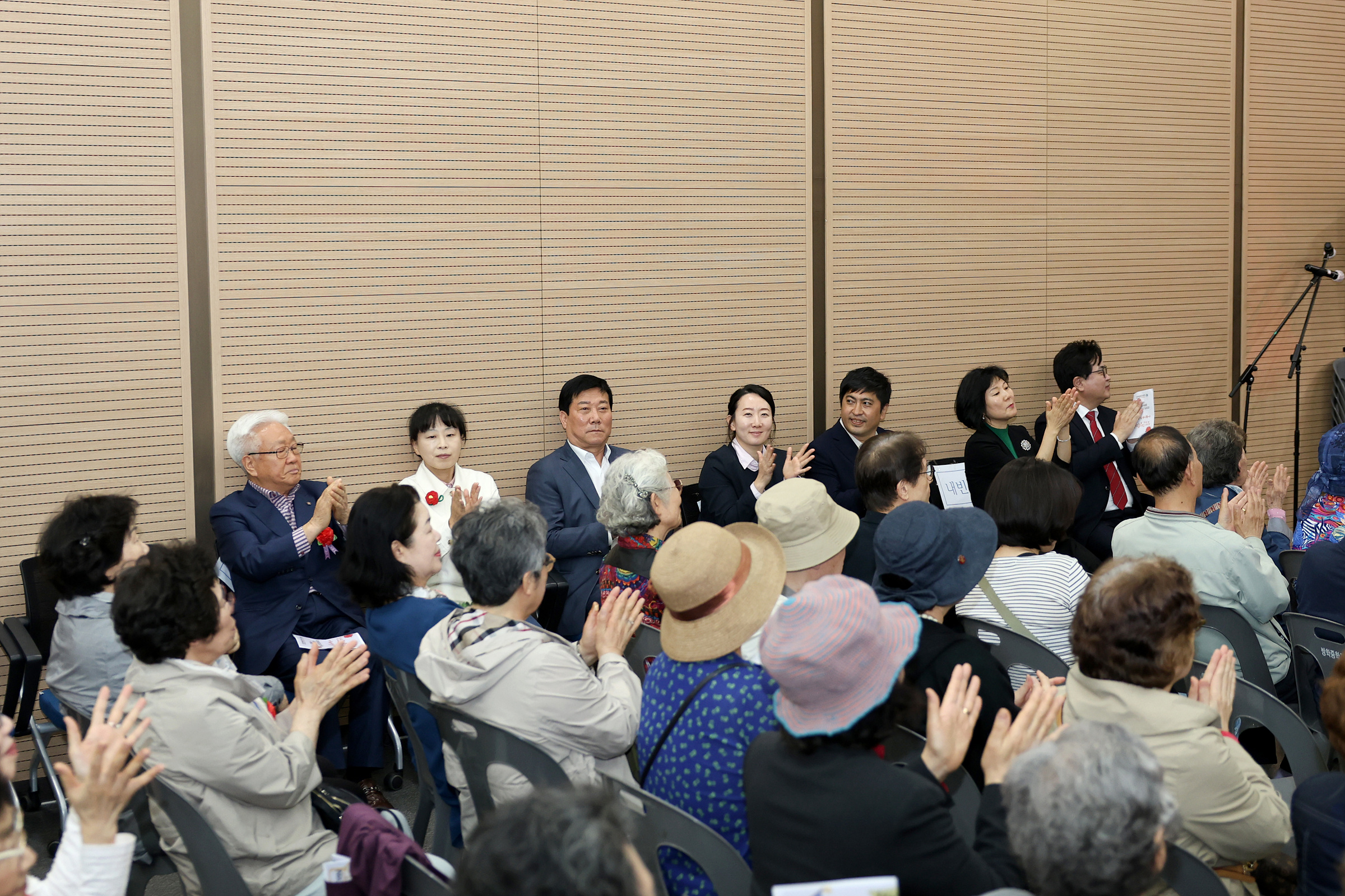 '상도은빛복지관 어버이날 기념 행사' 게시글의 사진(6) '250508 상도은빛복지관 어버이날 기념 행사 006.jpg' '상도은빛복지관 어버이날 기념 행사' 게시글의 사진(6) '250508 상도은빛복지관 어버이날 기념 행사 006.jpg'