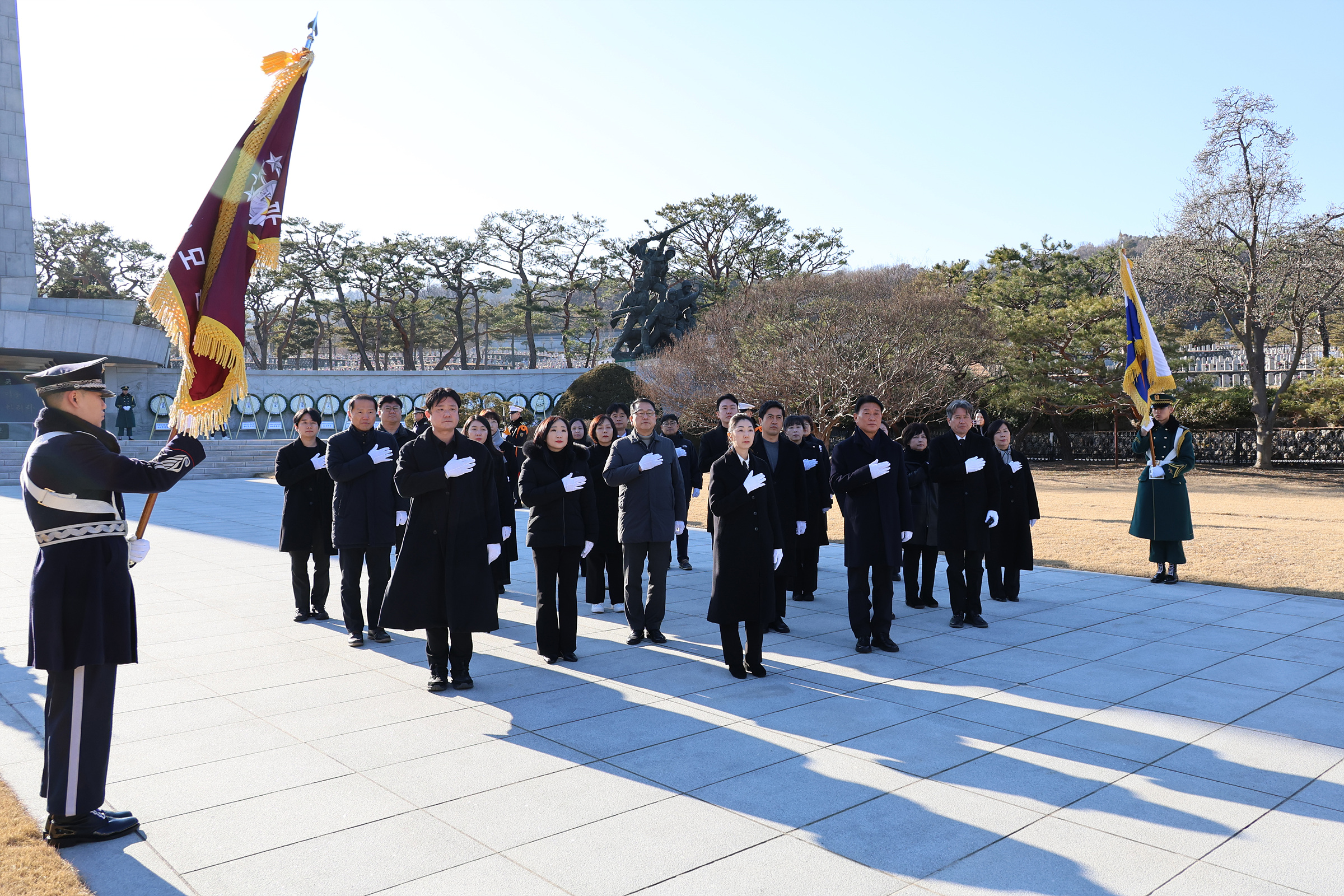 '2026 새해맞이 국립서울현충원 헌화 및 참배' 게시글의 사진(11) '260105 2026 새해맞이 국립서울현충원 헌화 및 참배 011.jpg'