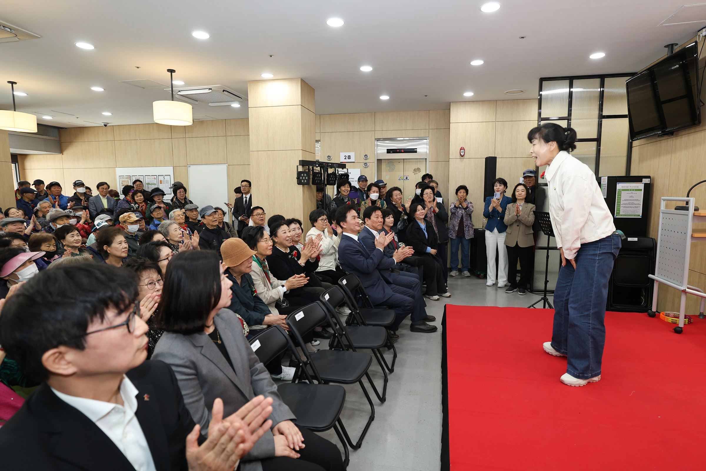 '사당어르신종합복지관 어버이날 기념 행사' 게시글의 사진(6) '250508 사당어르신종합복지관 어버이날 기념행사 006.jpg' '사당어르신종합복지관 어버이날 기념 행사' 게시글의 사진(6) '250508 사당어르신종합복지관 어버이날 기념행사 006.jpg'