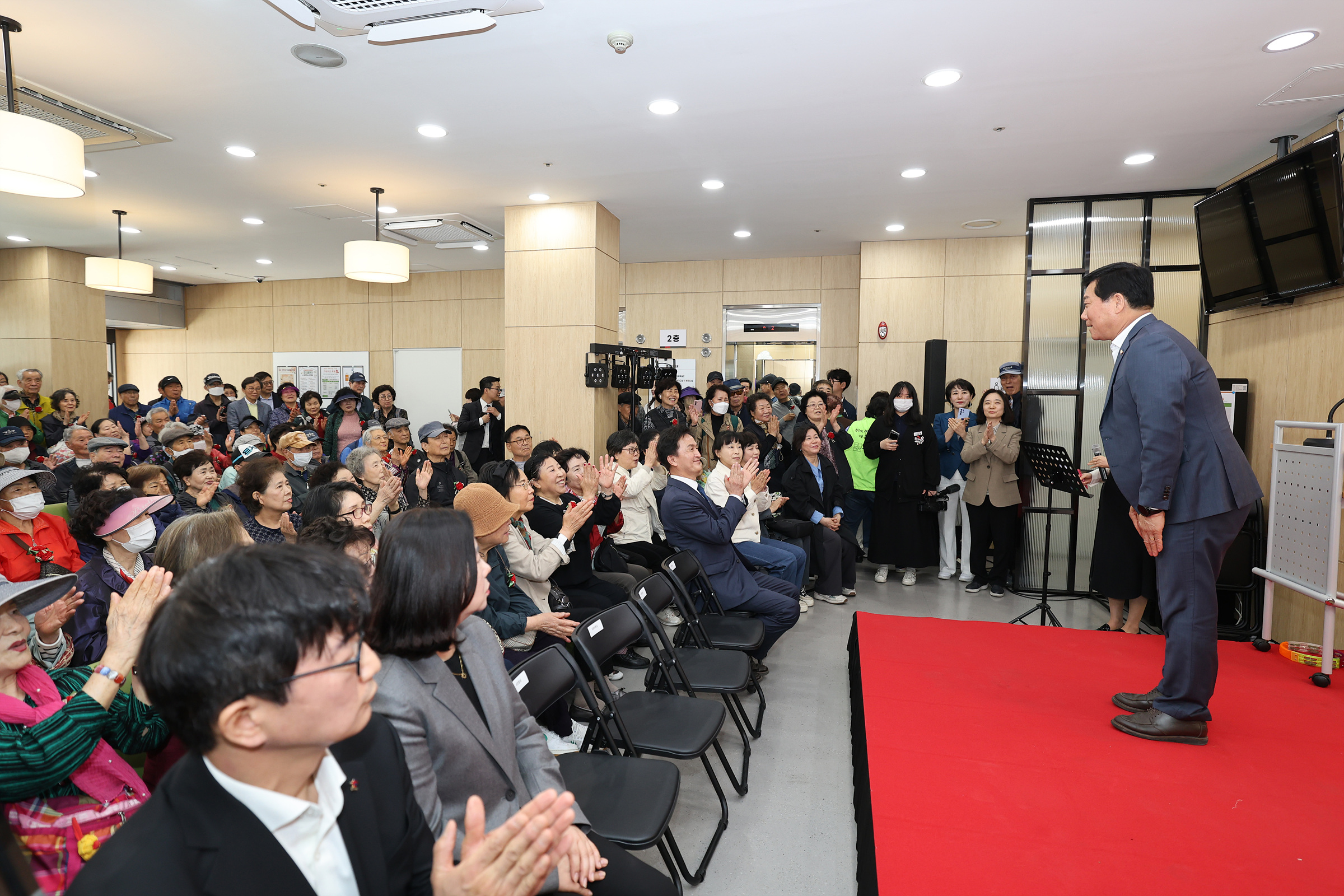 '사당어르신종합복지관 어버이날 기념 행사' 게시글의 사진(4) '250508 사당어르신종합복지관 어버이날 기념행사 004.jpg' '사당어르신종합복지관 어버이날 기념 행사' 게시글의 사진(4) '250508 사당어르신종합복지관 어버이날 기념행사 004.jpg'