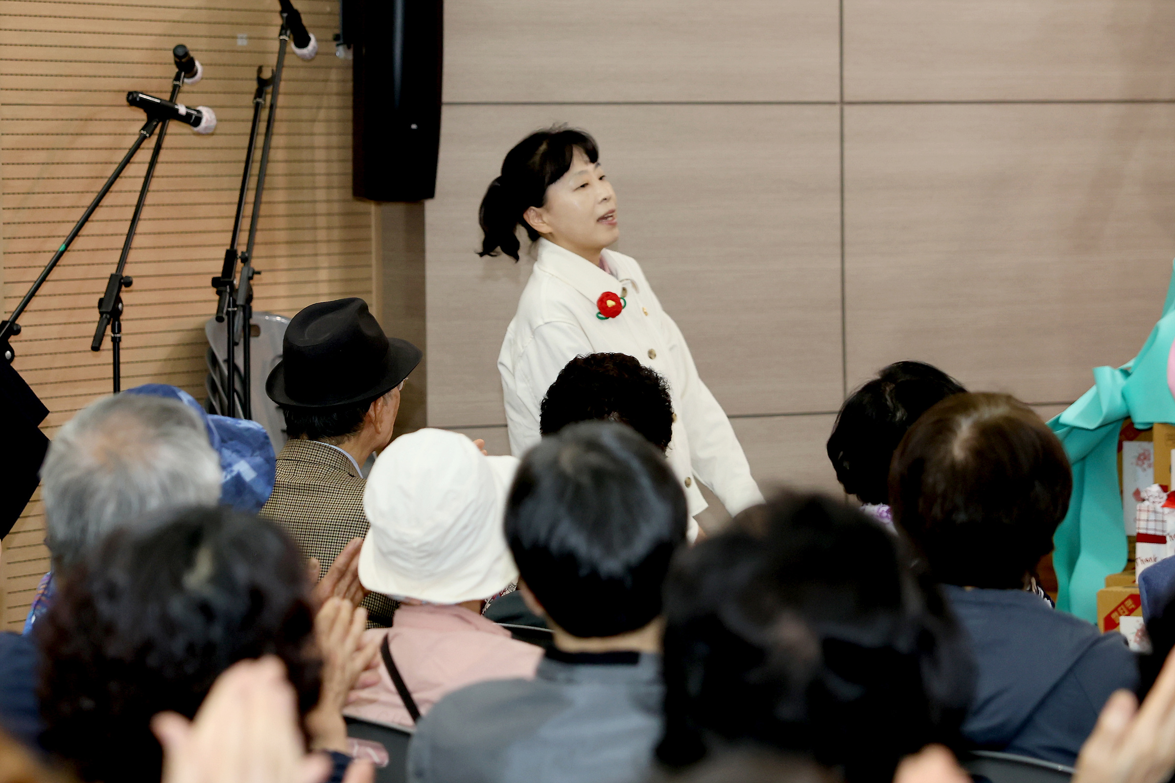 '상도은빛복지관 어버이날 기념 행사' 게시글의 사진(4) '250508 상도은빛복지관 어버이날 기념 행사 004.jpg' '상도은빛복지관 어버이날 기념 행사' 게시글의 사진(4) '250508 상도은빛복지관 어버이날 기념 행사 004.jpg'
