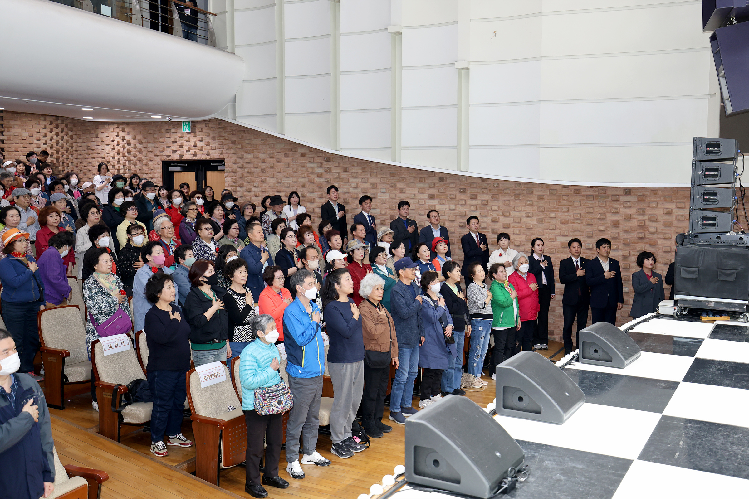 '제35회 어버이날 기념식 및 효 콘서트' 게시글의 사진(2) '250508 제35회 어버이날 기념식 및 효 콘서트 002.jpg' '제35회 어버이날 기념식 및 효 콘서트' 게시글의 사진(2) '250508 제35회 어버이날 기념식 및 효 콘서트 002.jpg'