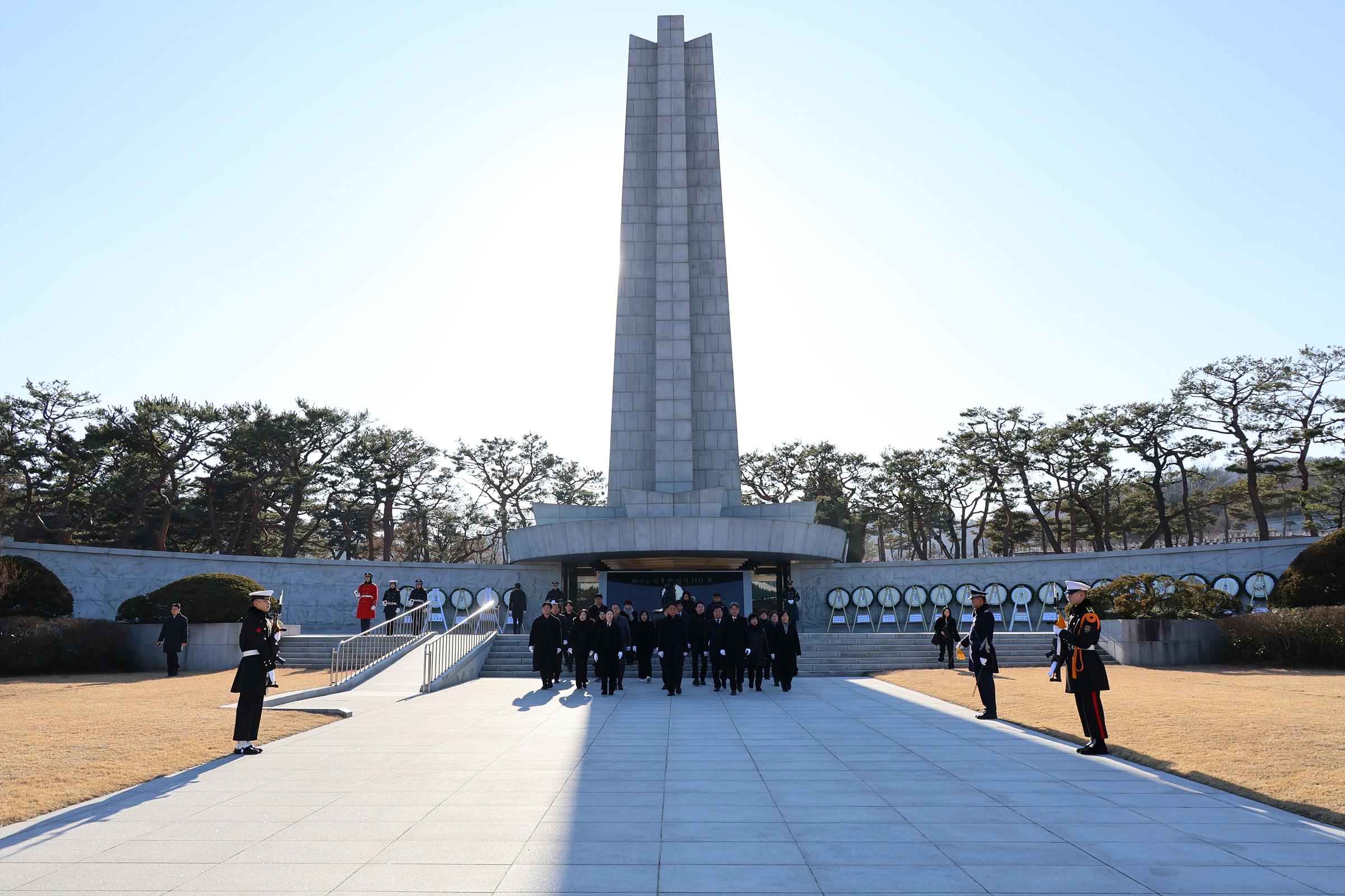 '2026 새해맞이 국립서울현충원 헌화 및 참배' 게시글의 사진(9) '260105 2026 새해맞이 국립서울현충원 헌화 및 참배 009.jpg'