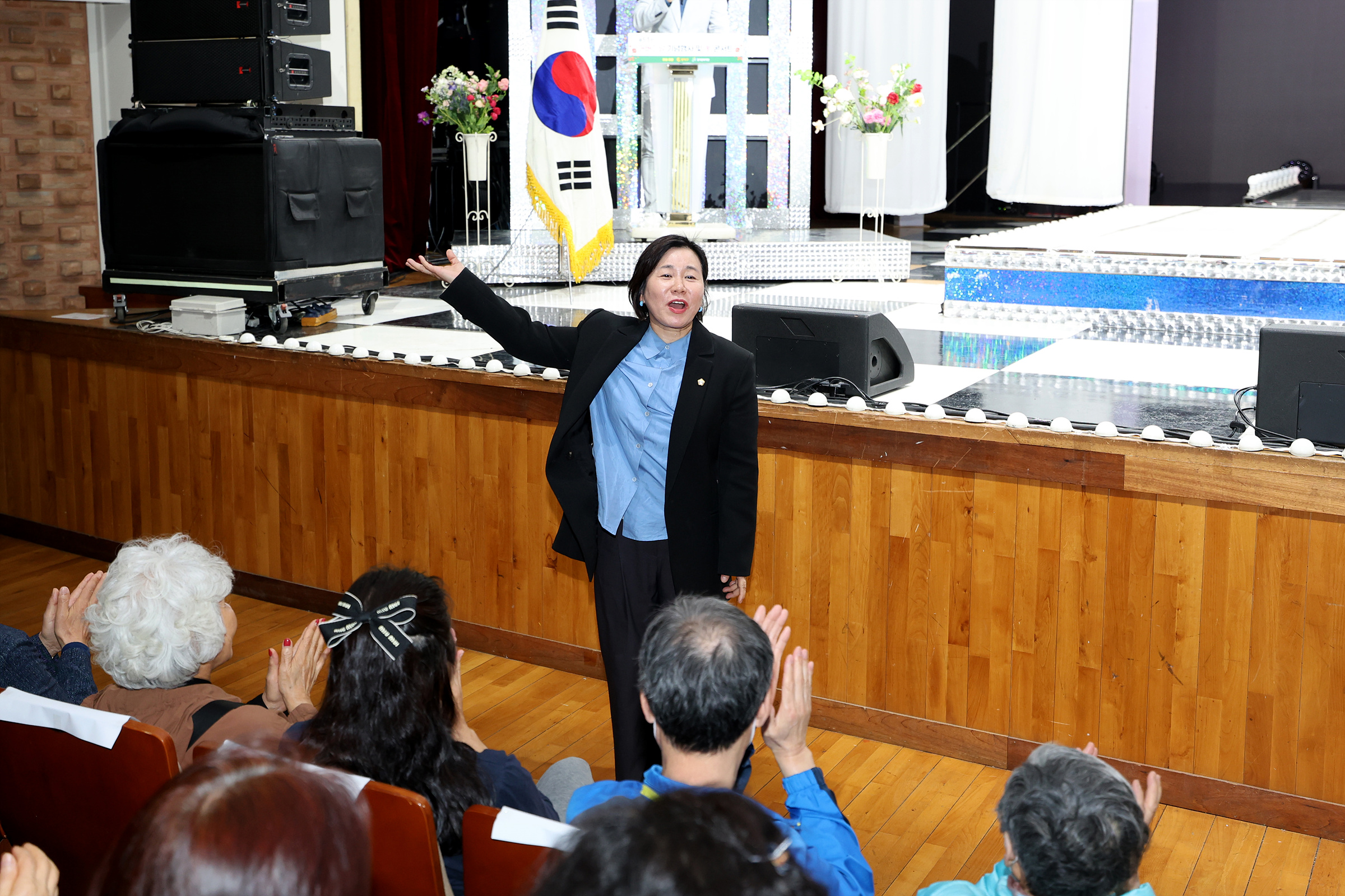 '제35회 어버이날 기념식 및 효 콘서트' 게시글의 사진(10) '250508 제35회 어버이날 기념식 및 효 콘서트 010.jpg' '제35회 어버이날 기념식 및 효 콘서트' 게시글의 사진(10) '250508 제35회 어버이날 기념식 및 효 콘서트 010.jpg'