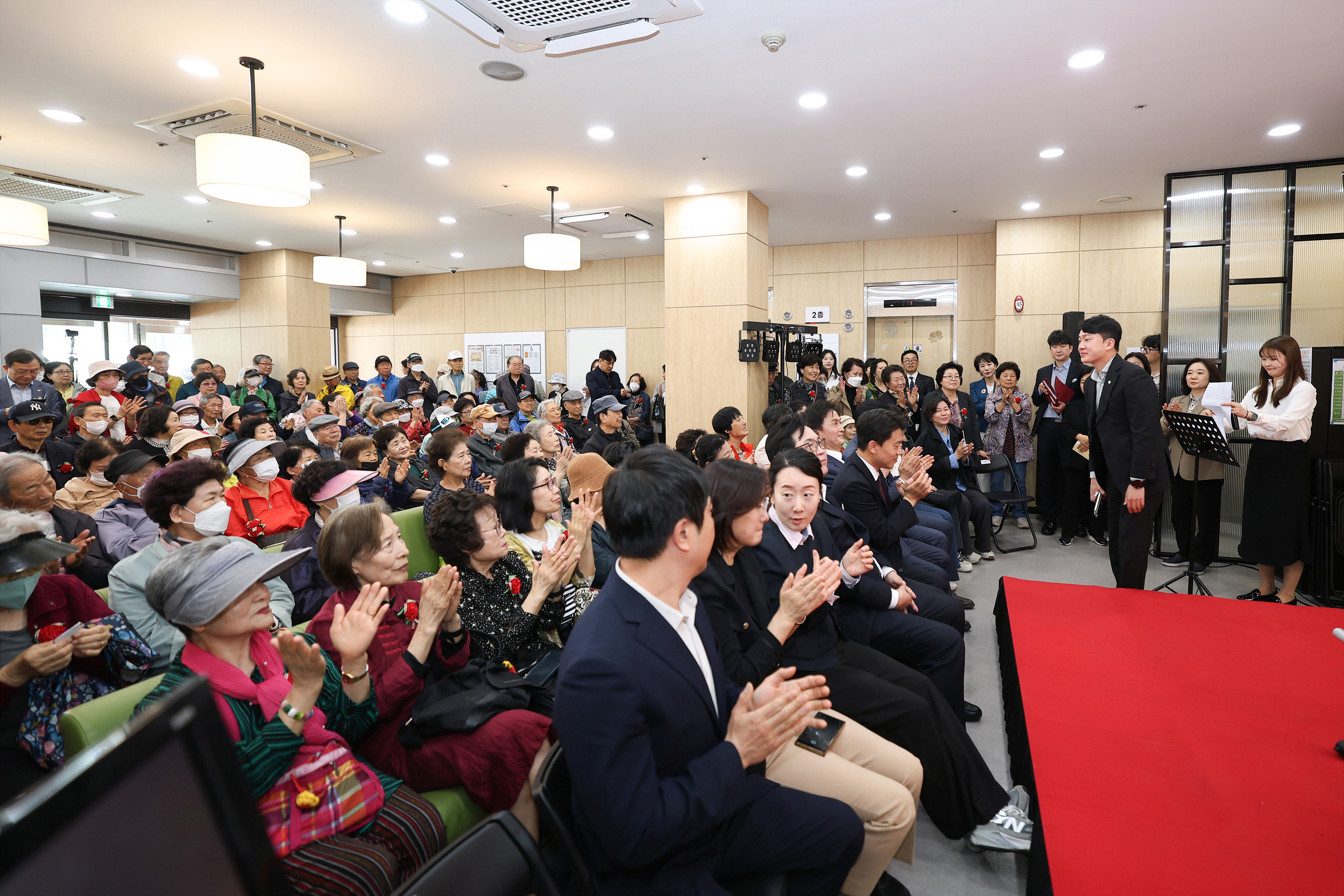 '사당어르신종합복지관 어버이날 기념 행사' 게시글의 사진(8) '250508 사당어르신종합복지관 어버이날 기념행사 008.jpg' '사당어르신종합복지관 어버이날 기념 행사' 게시글의 사진(8) '250508 사당어르신종합복지관 어버이날 기념행사 008.jpg'