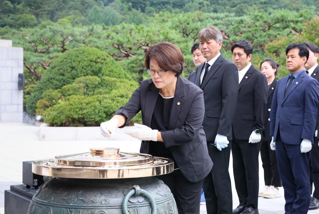 국립서울현충원 헌화 및 참배