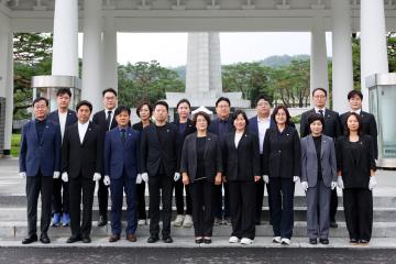 국립서울현충원 헌화 및 참배